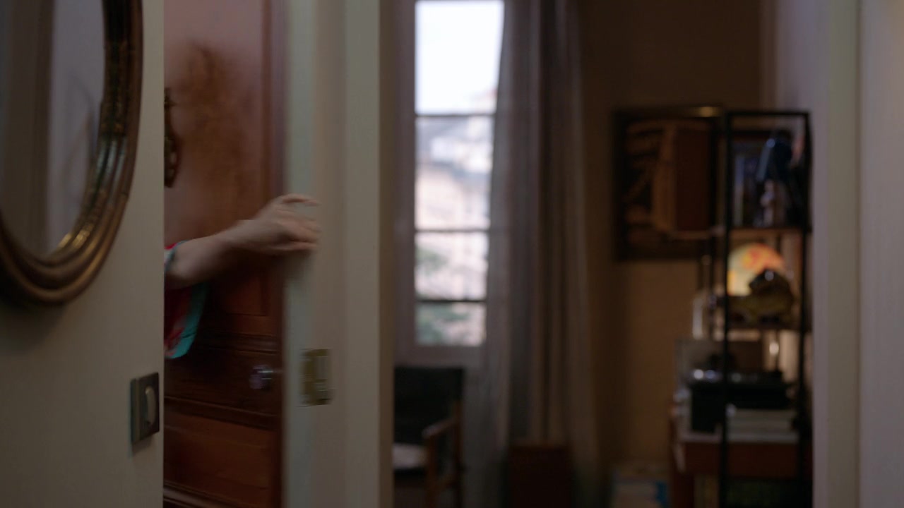 Emily_in_Paris_S01E03_Sexy_or_Sexist_720p_NF_WEB-DL_DDP5_1_x264-BTN_0605.jpg