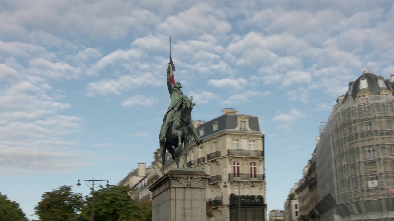 Emily_in_Paris_S01E03_Sexy_or_Sexist_720p_NF_WEB-DL_DDP5_1_x264-BTN_0632.jpg