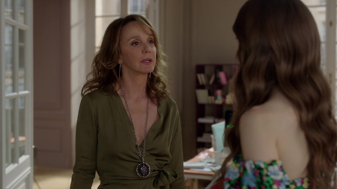 Emily_in_Paris_S01E03_Sexy_or_Sexist_720p_NF_WEB-DL_DDP5_1_x264-BTN_0650.jpg