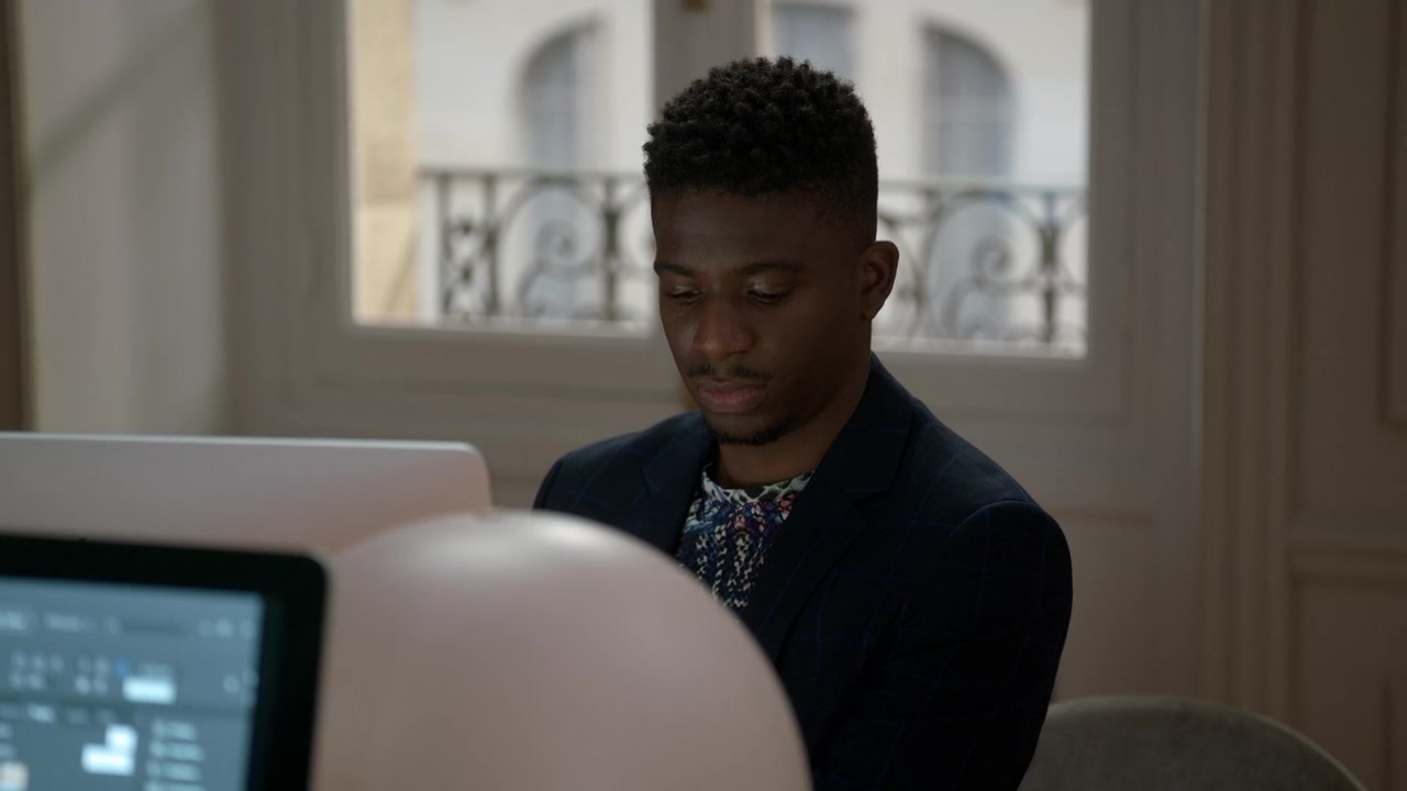 Emily_in_Paris_S01E03_Sexy_or_Sexist_720p_NF_WEB-DL_DDP5_1_x264-BTN_0680.jpg