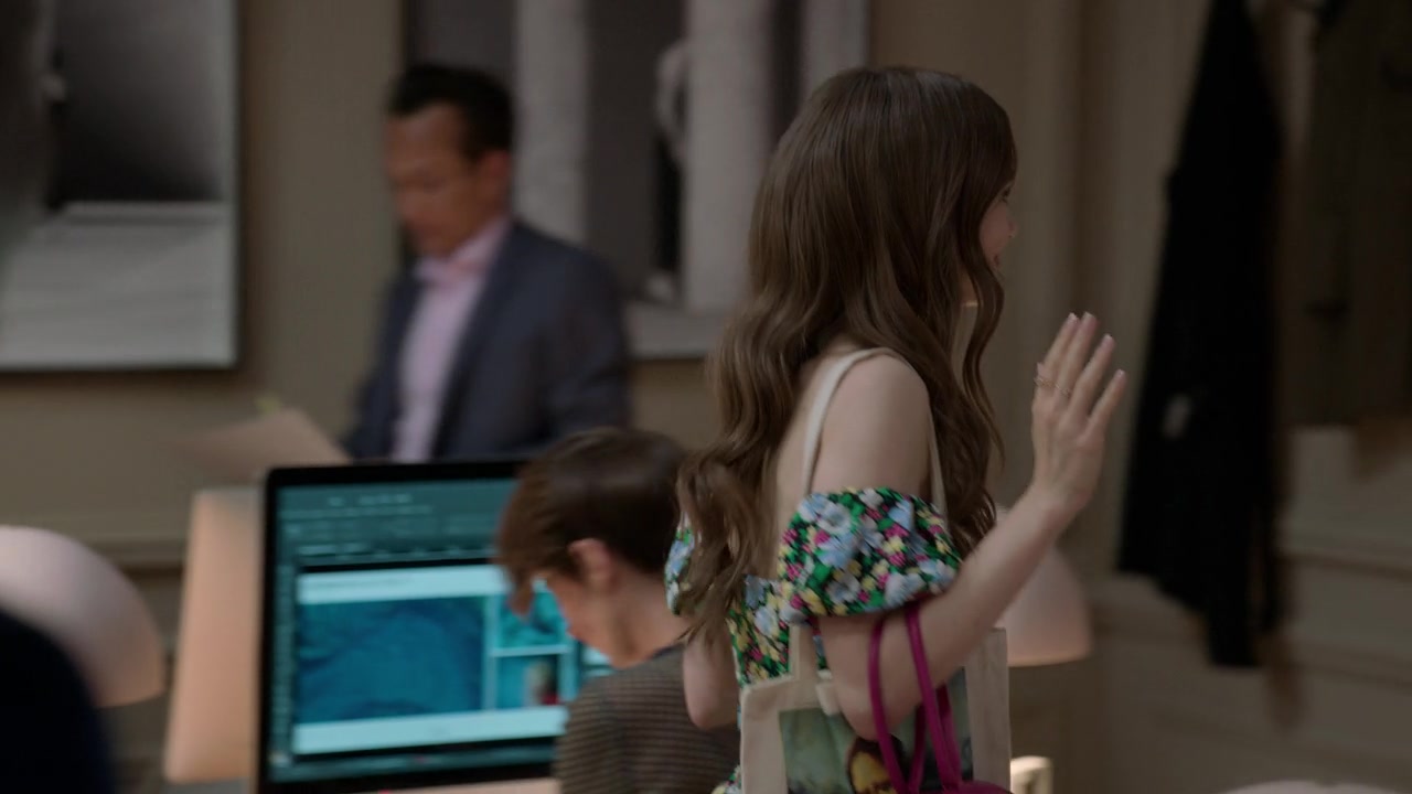 Emily_in_Paris_S01E03_Sexy_or_Sexist_720p_NF_WEB-DL_DDP5_1_x264-BTN_0686.jpg