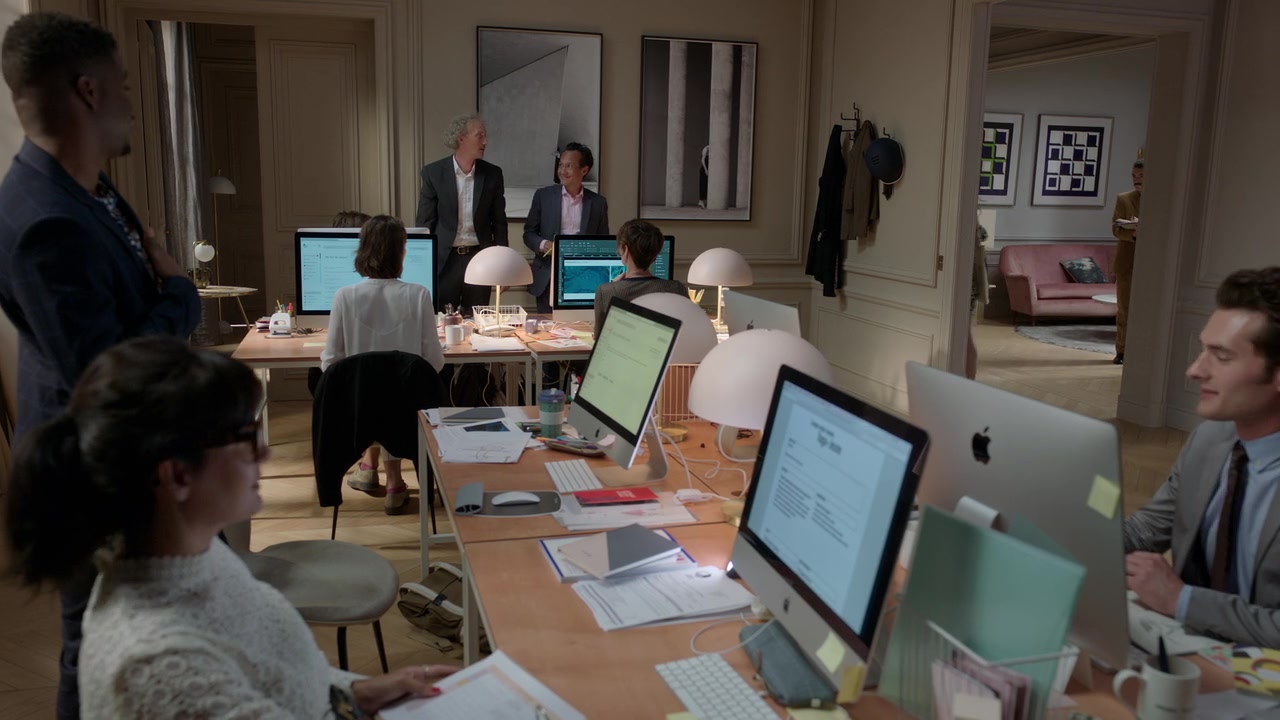 Emily_in_Paris_S01E03_Sexy_or_Sexist_720p_NF_WEB-DL_DDP5_1_x264-BTN_0693.jpg
