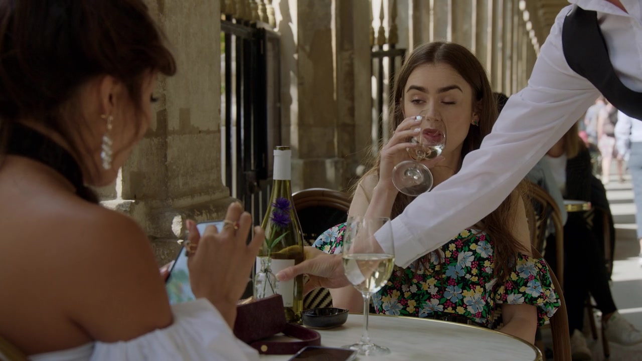 Emily_in_Paris_S01E03_Sexy_or_Sexist_720p_NF_WEB-DL_DDP5_1_x264-BTN_0697.jpg Emily_in_Paris_S01E03_Sexy_or_Sexist_720p_NF_WEB-DL_DDP5_1_x264-BTN_0697.jpg