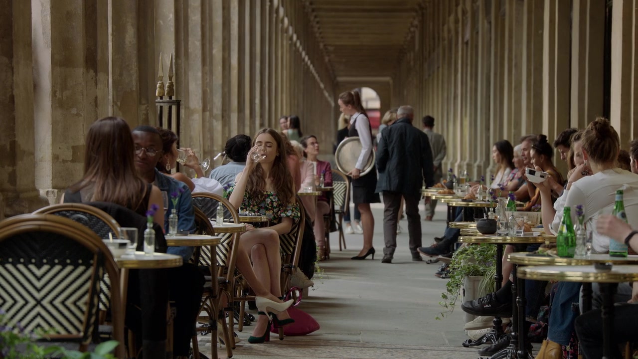 Emily_in_Paris_S01E03_Sexy_or_Sexist_720p_NF_WEB-DL_DDP5_1_x264-BTN_0733.jpg