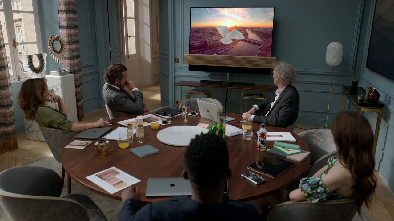 Emily_in_Paris_S01E03_Sexy_or_Sexist_720p_NF_WEB-DL_DDP5_1_x264-BTN_0749.jpg