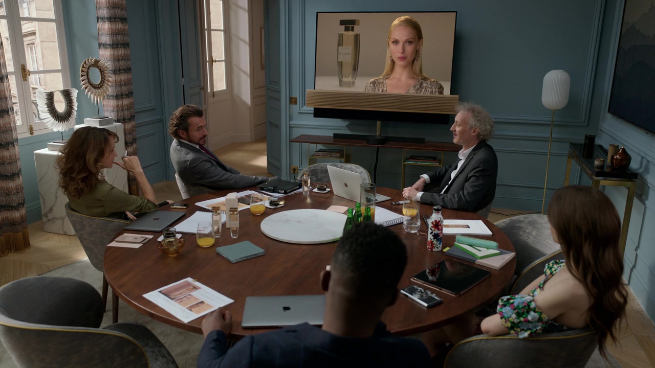 Emily_in_Paris_S01E03_Sexy_or_Sexist_720p_NF_WEB-DL_DDP5_1_x264-BTN_0758.jpg