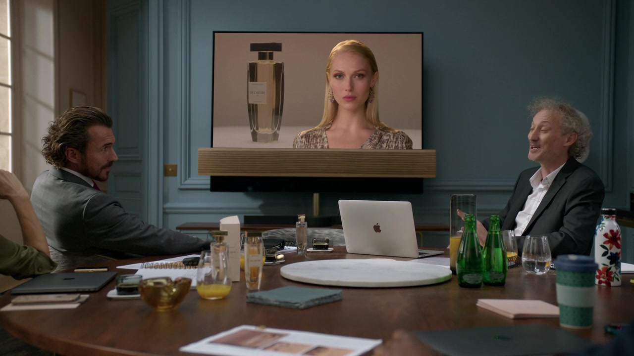 Emily_in_Paris_S01E03_Sexy_or_Sexist_720p_NF_WEB-DL_DDP5_1_x264-BTN_0759.jpg