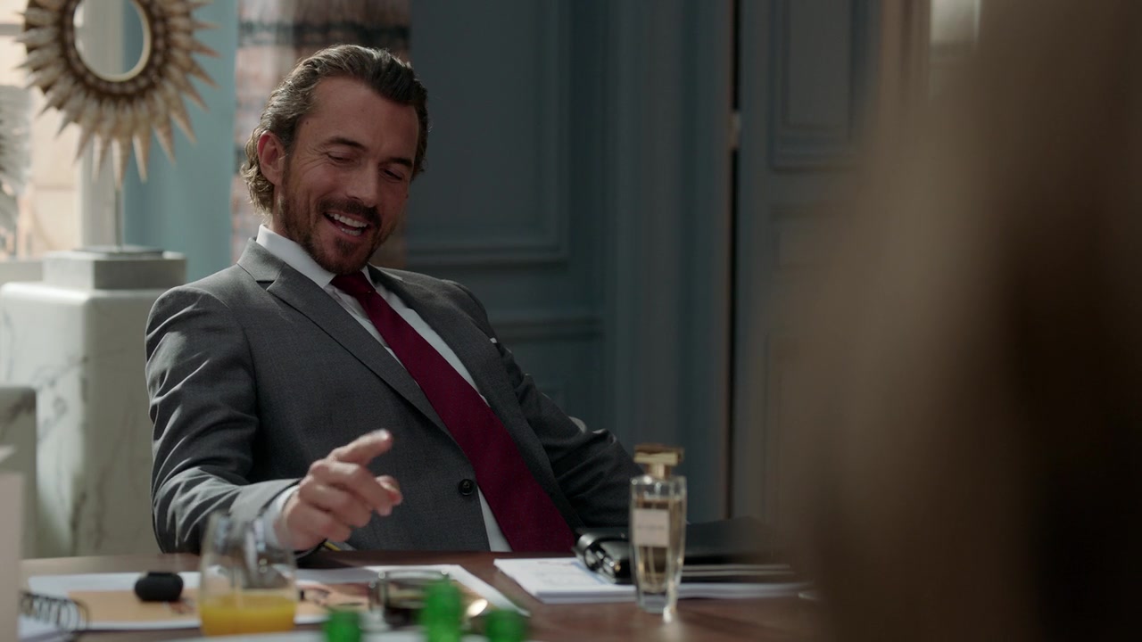Emily_in_Paris_S01E03_Sexy_or_Sexist_720p_NF_WEB-DL_DDP5_1_x264-BTN_0782.jpg