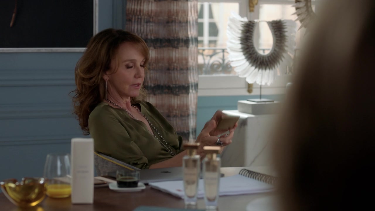 Emily_in_Paris_S01E03_Sexy_or_Sexist_720p_NF_WEB-DL_DDP5_1_x264-BTN_0786.jpg