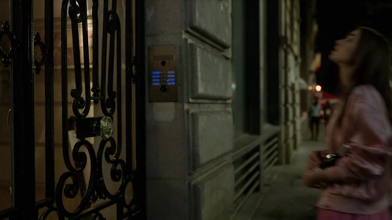 Emily_in_Paris_S01E03_Sexy_or_Sexist_720p_NF_WEB-DL_DDP5_1_x264-BTN_0847.jpg