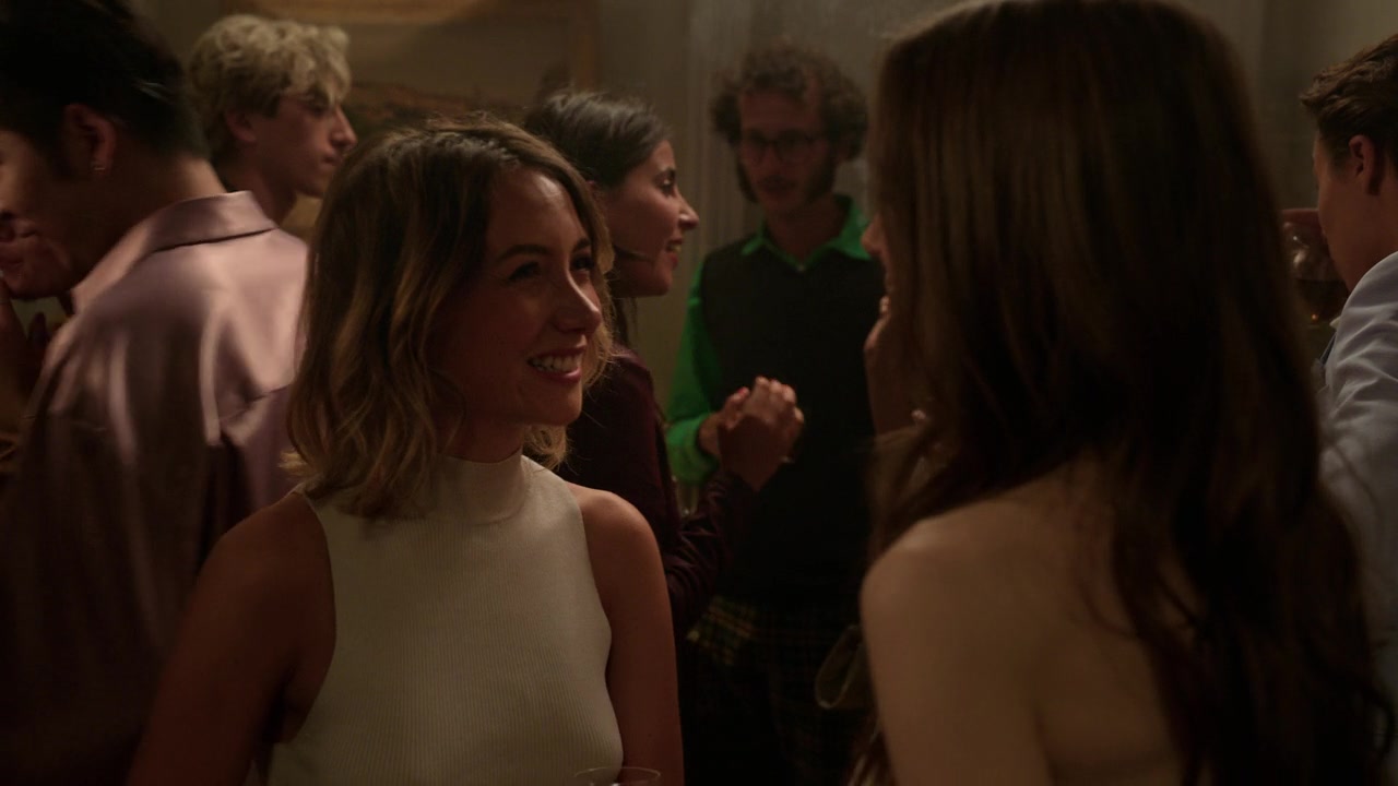 Emily_in_Paris_S01E03_Sexy_or_Sexist_720p_NF_WEB-DL_DDP5_1_x264-BTN_0874.jpg