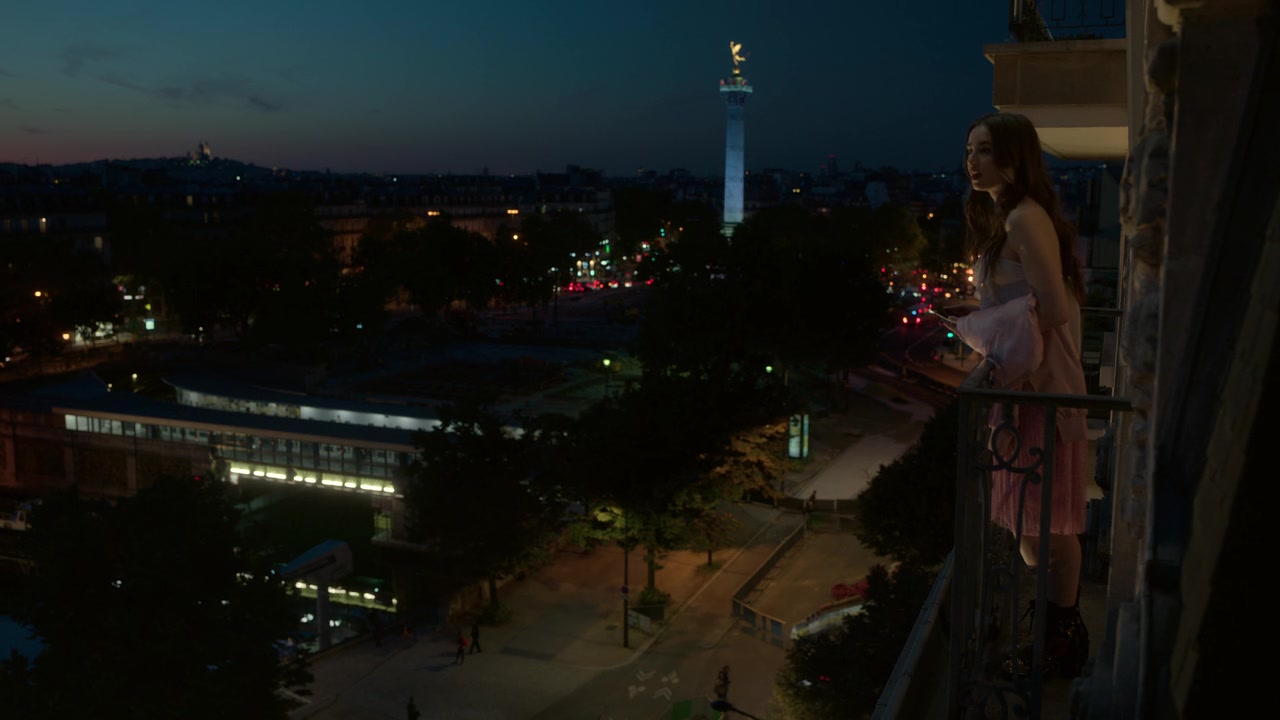 Emily_in_Paris_S01E03_Sexy_or_Sexist_720p_NF_WEB-DL_DDP5_1_x264-BTN_0893.jpg