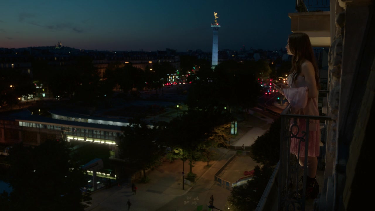 Emily_in_Paris_S01E03_Sexy_or_Sexist_720p_NF_WEB-DL_DDP5_1_x264-BTN_0894.jpg