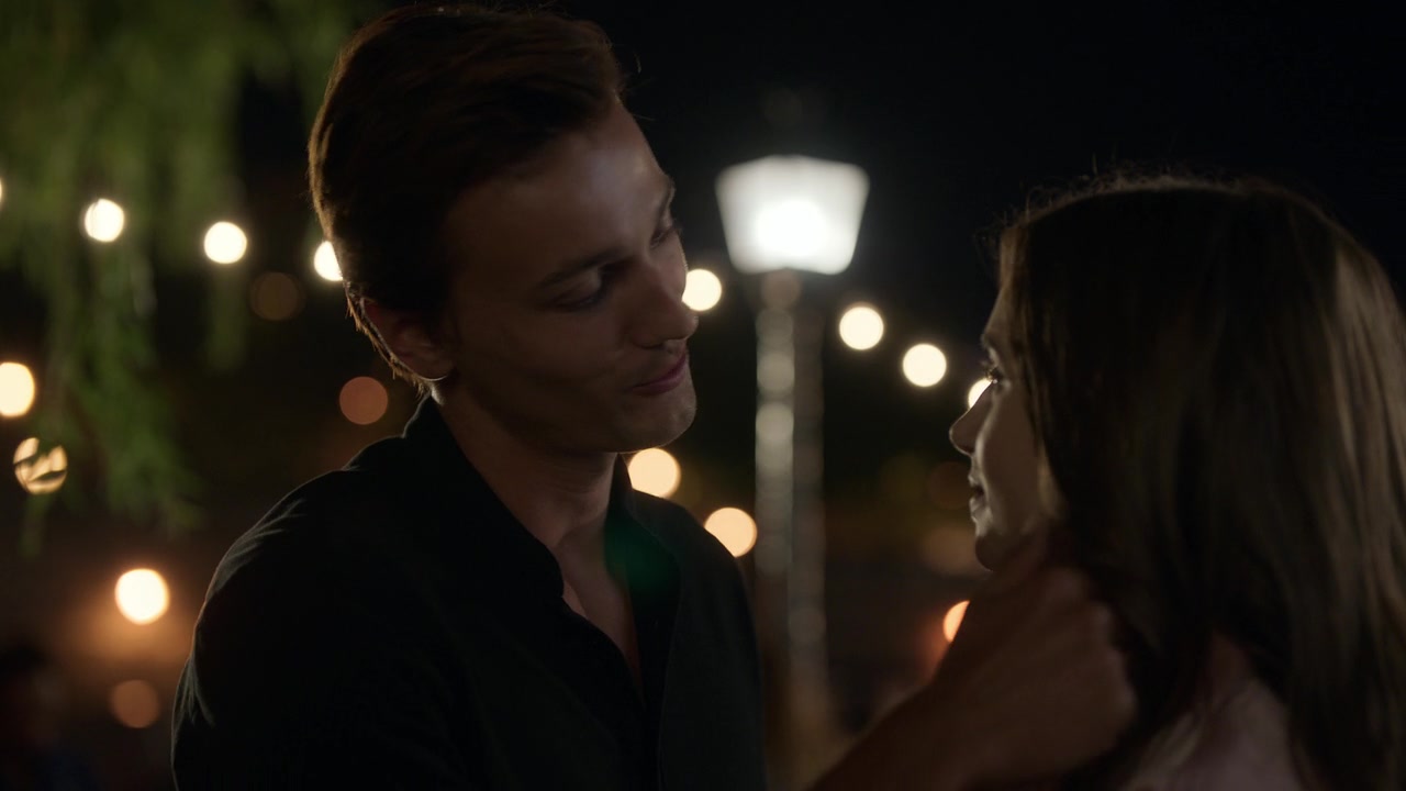 Emily_in_Paris_S01E03_Sexy_or_Sexist_720p_NF_WEB-DL_DDP5_1_x264-BTN_0973.jpg