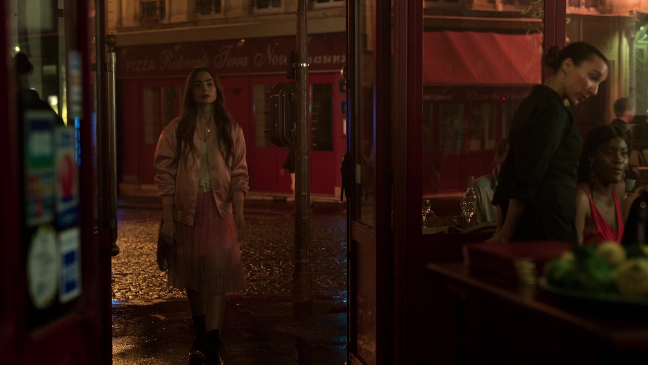 Emily_in_Paris_S01E03_Sexy_or_Sexist_720p_NF_WEB-DL_DDP5_1_x264-BTN_1003.jpg