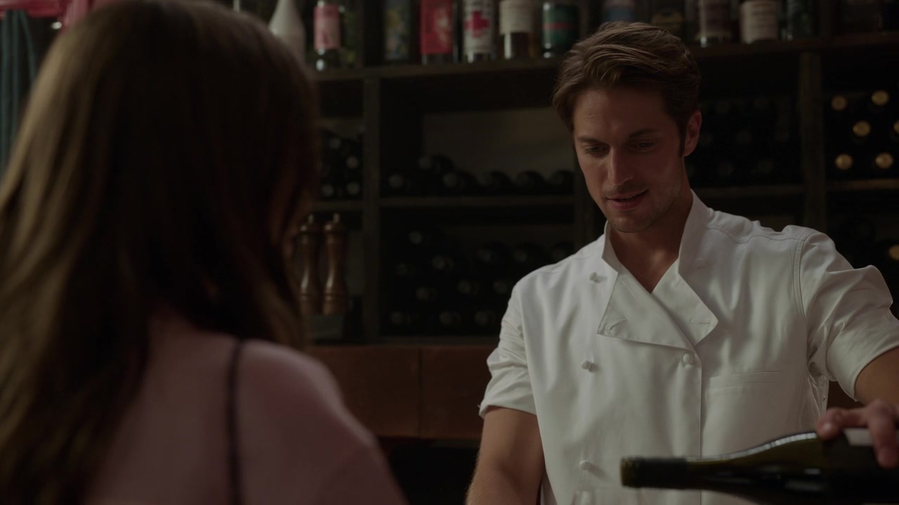 Emily_in_Paris_S01E03_Sexy_or_Sexist_720p_NF_WEB-DL_DDP5_1_x264-BTN_1017.jpg