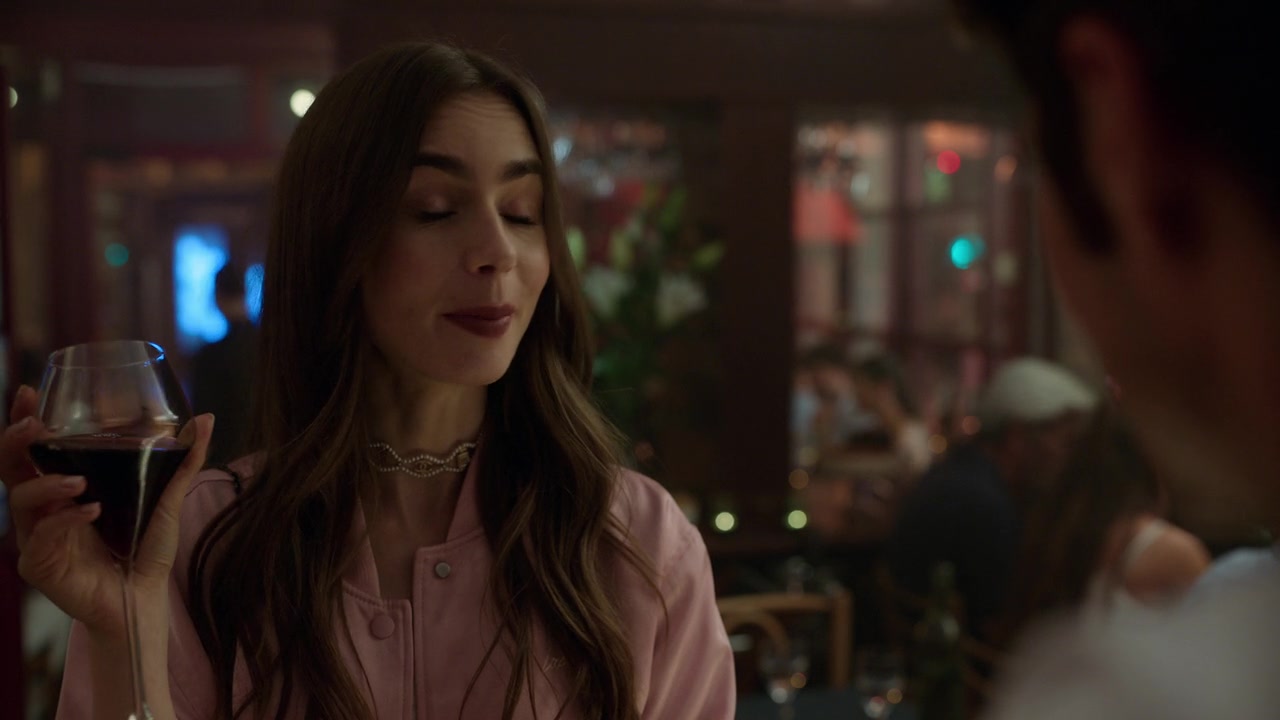 Emily_in_Paris_S01E03_Sexy_or_Sexist_720p_NF_WEB-DL_DDP5_1_x264-BTN_1033.jpg