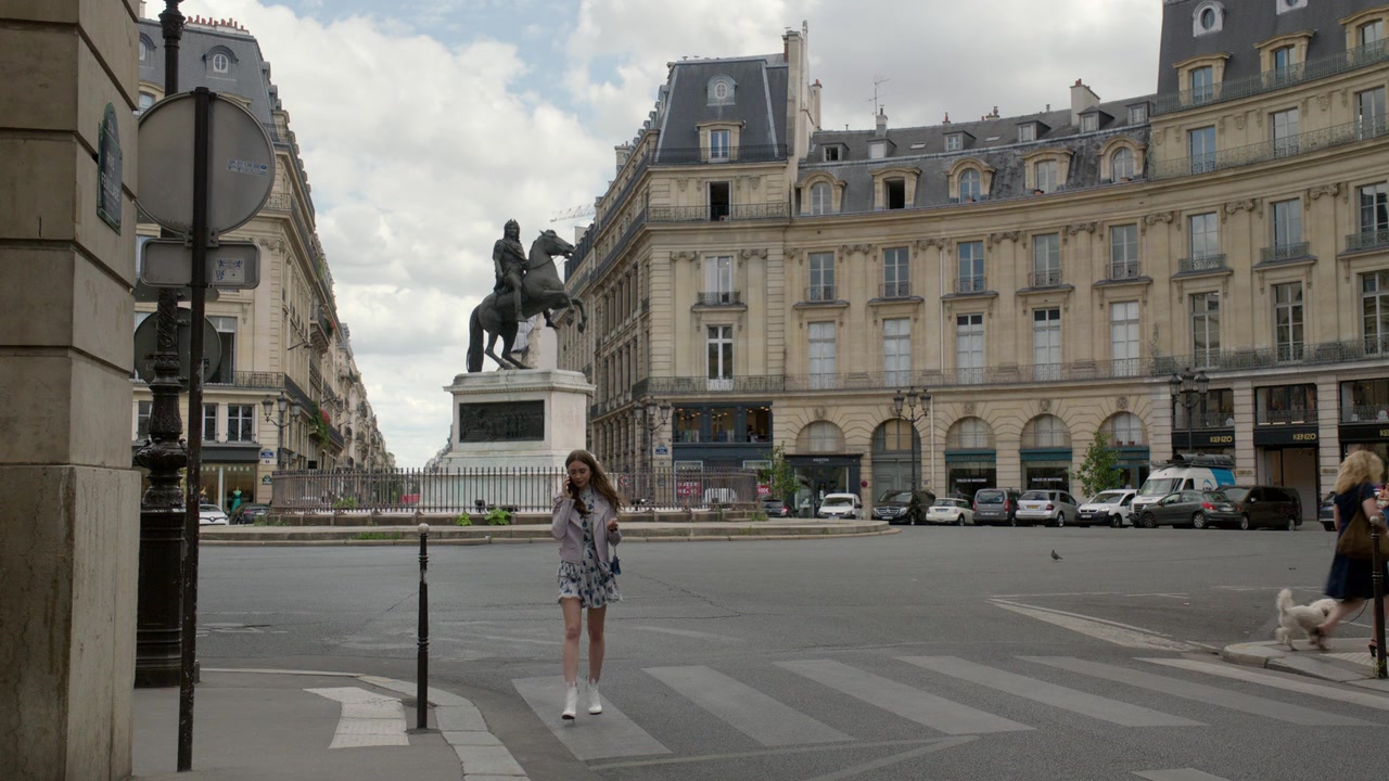 Emily_in_Paris_S01E03_Sexy_or_Sexist_720p_NF_WEB-DL_DDP5_1_x264-BTN_1062.jpg