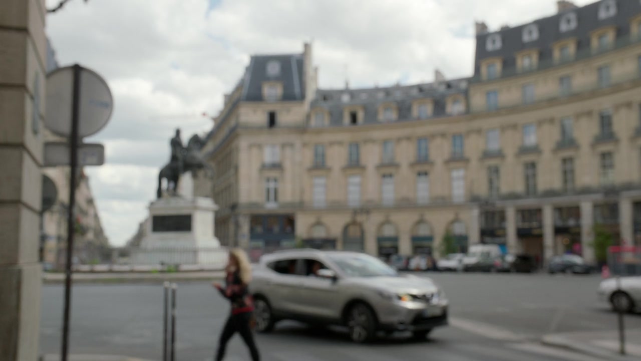 Emily_in_Paris_S01E03_Sexy_or_Sexist_720p_NF_WEB-DL_DDP5_1_x264-BTN_1071.jpg