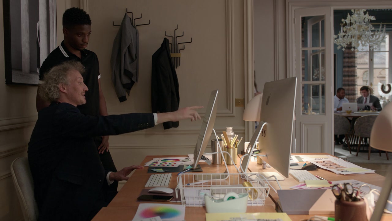 Emily_in_Paris_S01E03_Sexy_or_Sexist_720p_NF_WEB-DL_DDP5_1_x264-BTN_1072.jpg