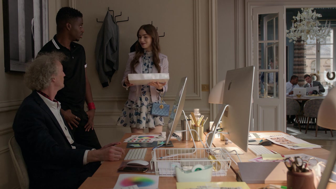 Emily_in_Paris_S01E03_Sexy_or_Sexist_720p_NF_WEB-DL_DDP5_1_x264-BTN_1075.jpg