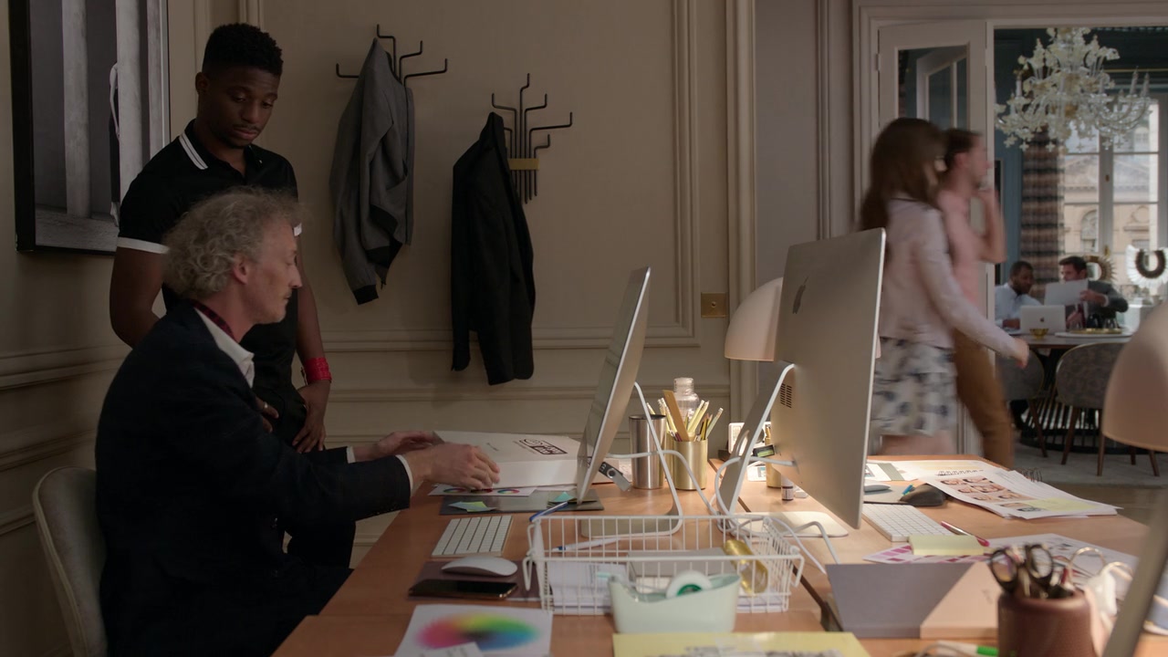 Emily_in_Paris_S01E03_Sexy_or_Sexist_720p_NF_WEB-DL_DDP5_1_x264-BTN_1078.jpg