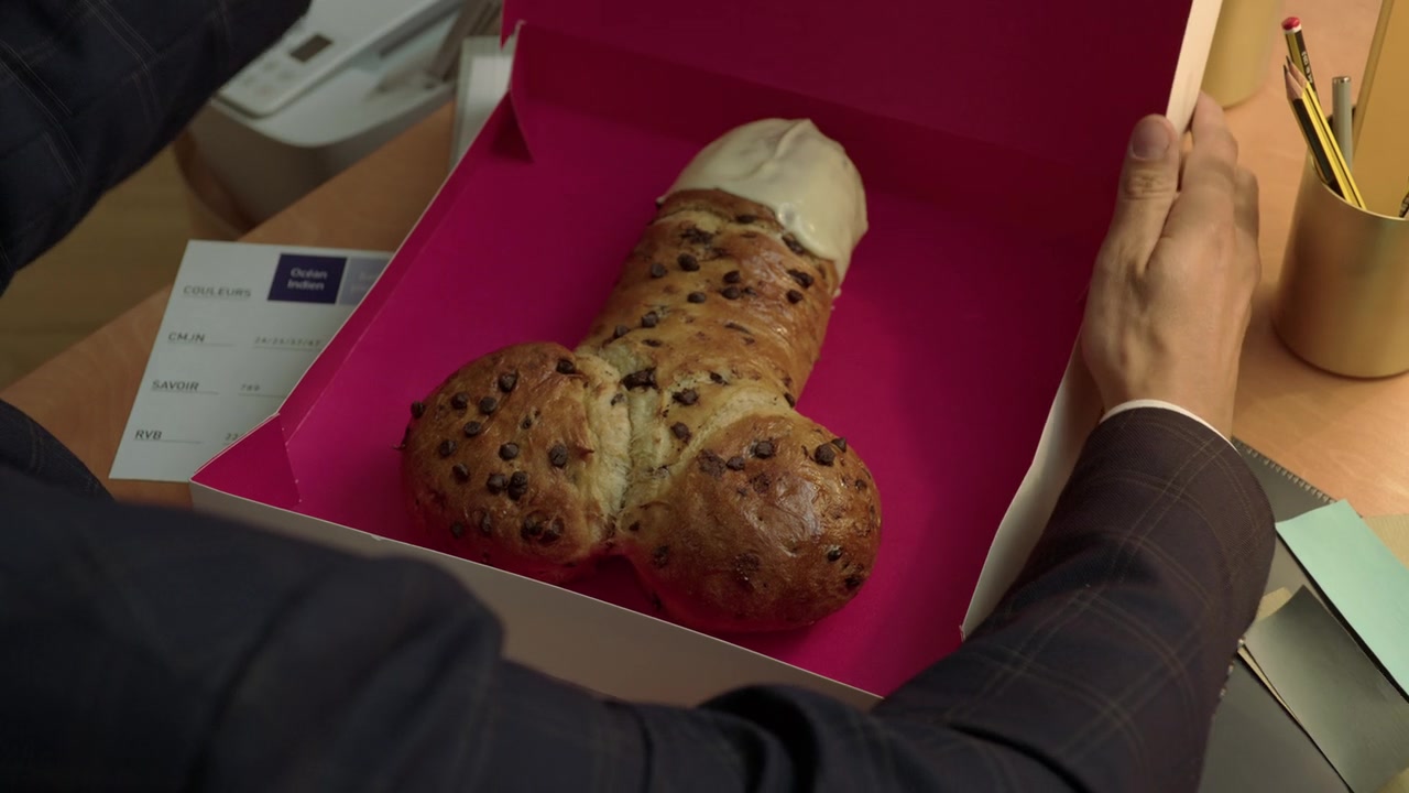 Emily_in_Paris_S01E03_Sexy_or_Sexist_720p_NF_WEB-DL_DDP5_1_x264-BTN_1079.jpg