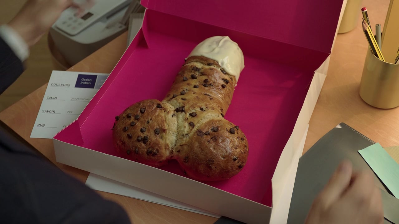 Emily_in_Paris_S01E03_Sexy_or_Sexist_720p_NF_WEB-DL_DDP5_1_x264-BTN_1080.jpg