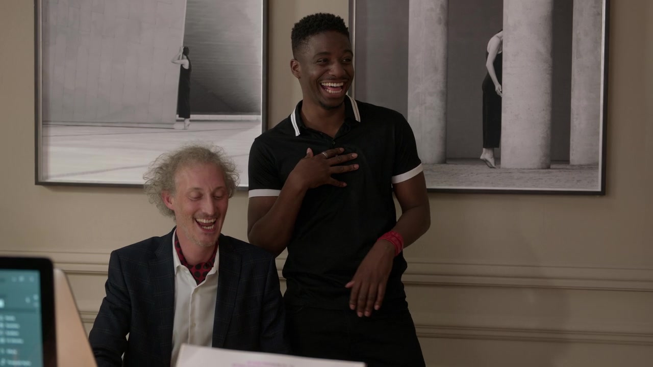 Emily_in_Paris_S01E03_Sexy_or_Sexist_720p_NF_WEB-DL_DDP5_1_x264-BTN_1083.jpg