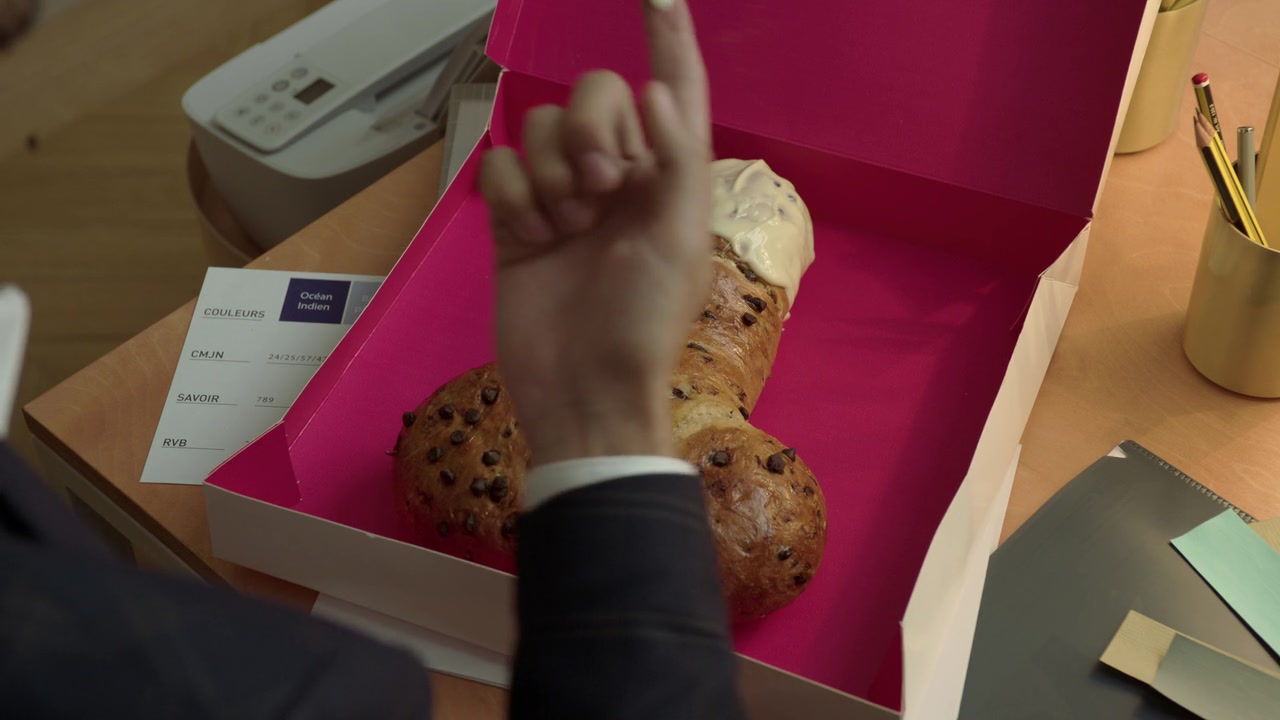 Emily_in_Paris_S01E03_Sexy_or_Sexist_720p_NF_WEB-DL_DDP5_1_x264-BTN_1084.jpg