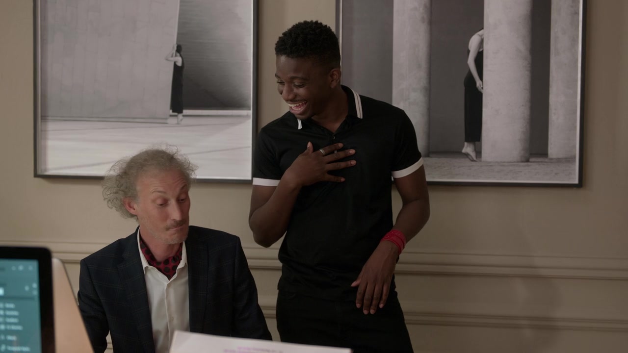 Emily_in_Paris_S01E03_Sexy_or_Sexist_720p_NF_WEB-DL_DDP5_1_x264-BTN_1085.jpg