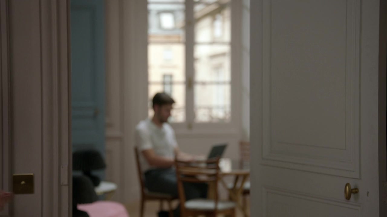 Emily_in_Paris_S01E03_Sexy_or_Sexist_720p_NF_WEB-DL_DDP5_1_x264-BTN_1086.jpg