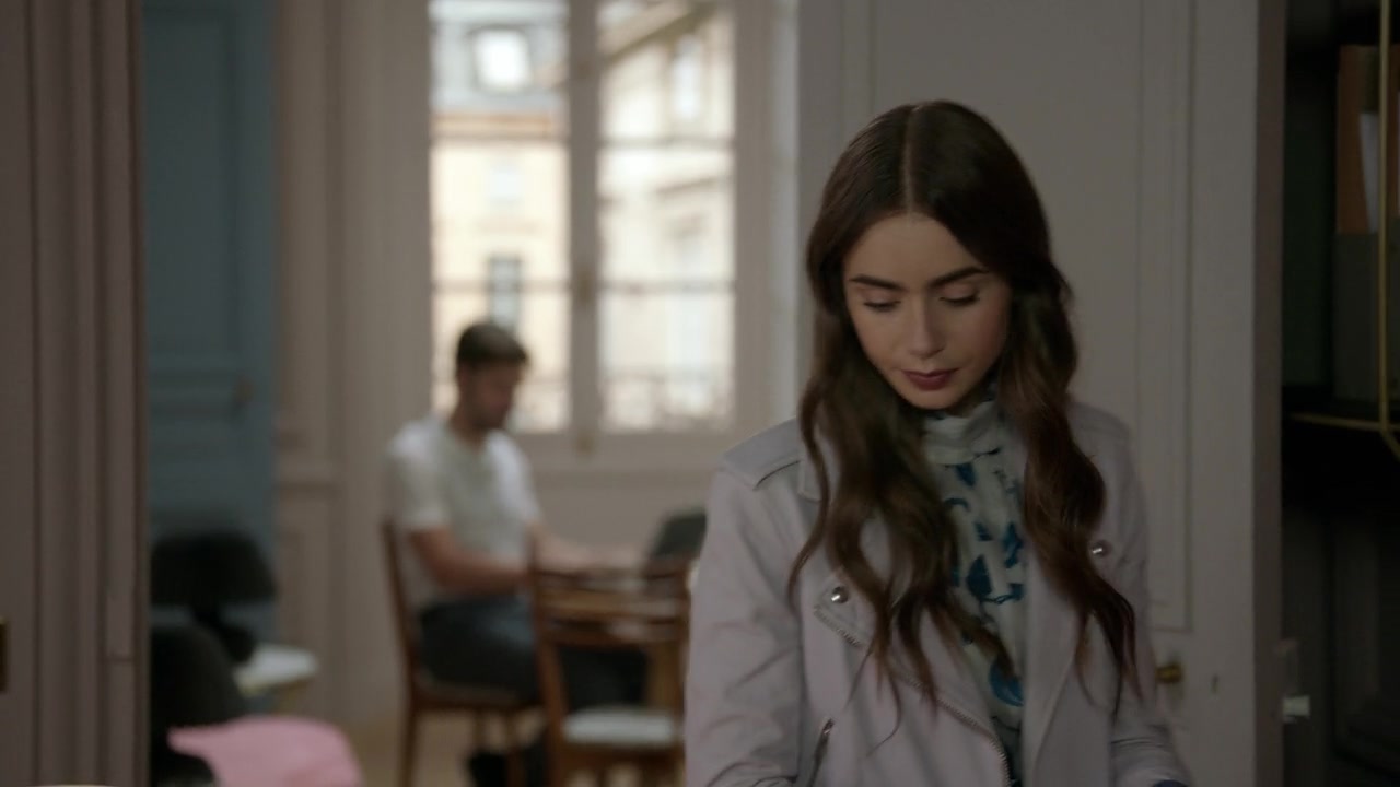Emily_in_Paris_S01E03_Sexy_or_Sexist_720p_NF_WEB-DL_DDP5_1_x264-BTN_1087.jpg