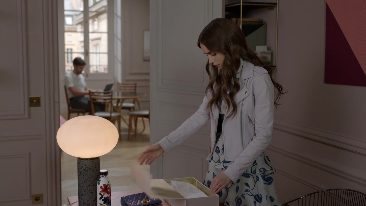 Emily_in_Paris_S01E03_Sexy_or_Sexist_720p_NF_WEB-DL_DDP5_1_x264-BTN_1091.jpg