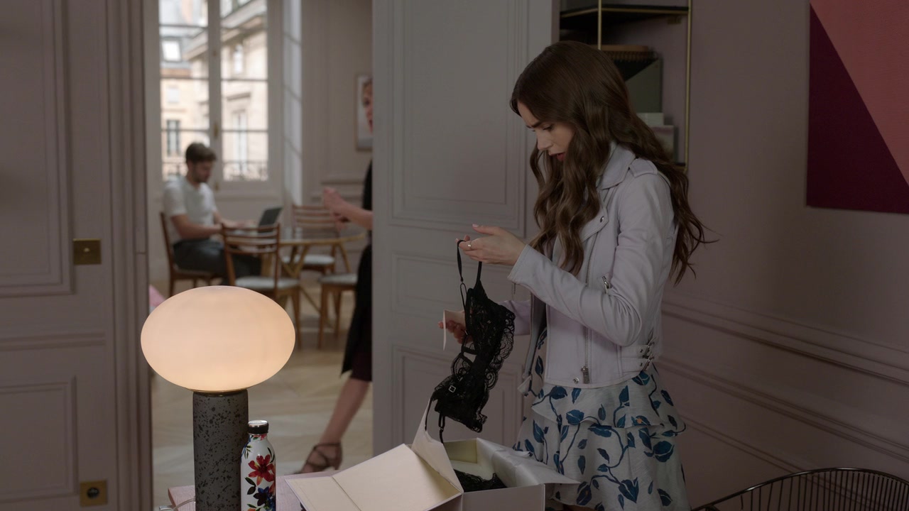 Emily_in_Paris_S01E03_Sexy_or_Sexist_720p_NF_WEB-DL_DDP5_1_x264-BTN_1100.jpg