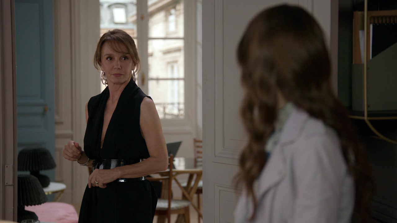 Emily_in_Paris_S01E03_Sexy_or_Sexist_720p_NF_WEB-DL_DDP5_1_x264-BTN_1103.jpg