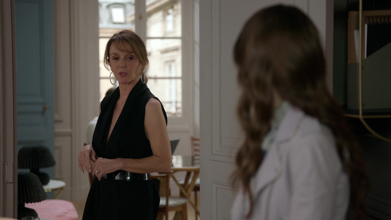 Emily_in_Paris_S01E03_Sexy_or_Sexist_720p_NF_WEB-DL_DDP5_1_x264-BTN_1104.jpg