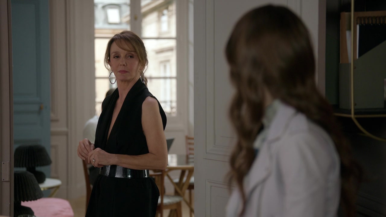 Emily_in_Paris_S01E03_Sexy_or_Sexist_720p_NF_WEB-DL_DDP5_1_x264-BTN_1107.jpg