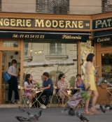 Emily_in_Paris_S01E03_Sexy_or_Sexist_720p_NF_WEB-DL_DDP5_1_x264-BTN_0083.jpg