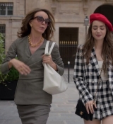 Emily_in_Paris_S01E03_Sexy_or_Sexist_720p_NF_WEB-DL_DDP5_1_x264-BTN_0240.jpg