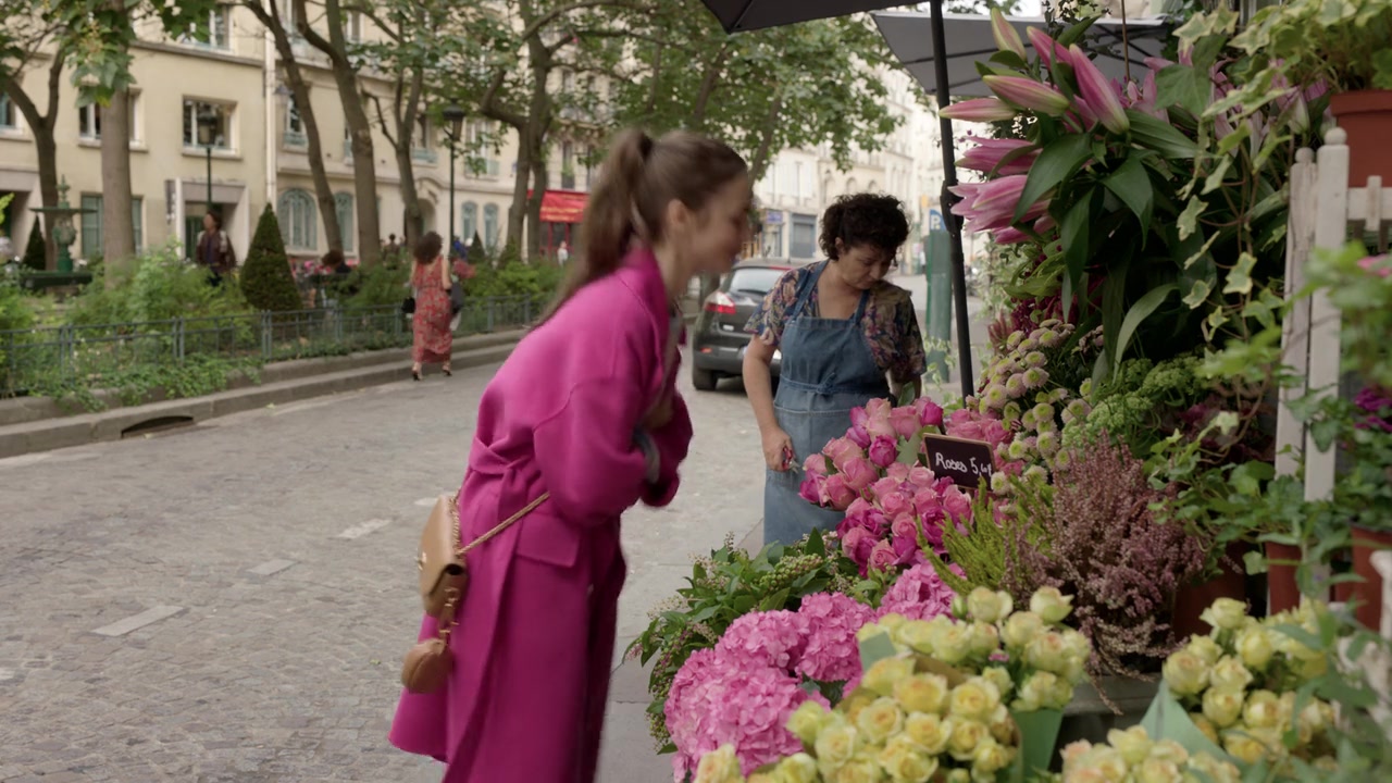 Emily_in_Paris_S01E04_A_Kiss_Is_Just_A_Kiss_720p_NF_WEB-DL_DDP5_1_x264-BTN_0014.jpg