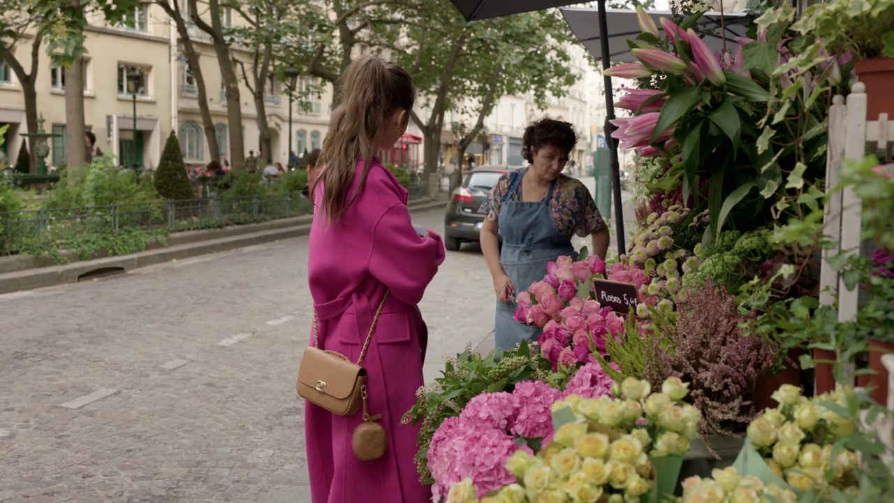 Emily_in_Paris_S01E04_A_Kiss_Is_Just_A_Kiss_720p_NF_WEB-DL_DDP5_1_x264-BTN_0015.jpg