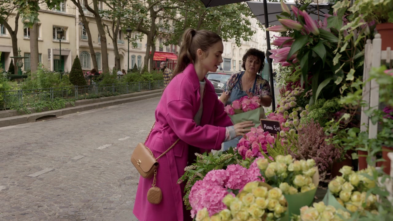 Emily_in_Paris_S01E04_A_Kiss_Is_Just_A_Kiss_720p_NF_WEB-DL_DDP5_1_x264-BTN_0021.jpg