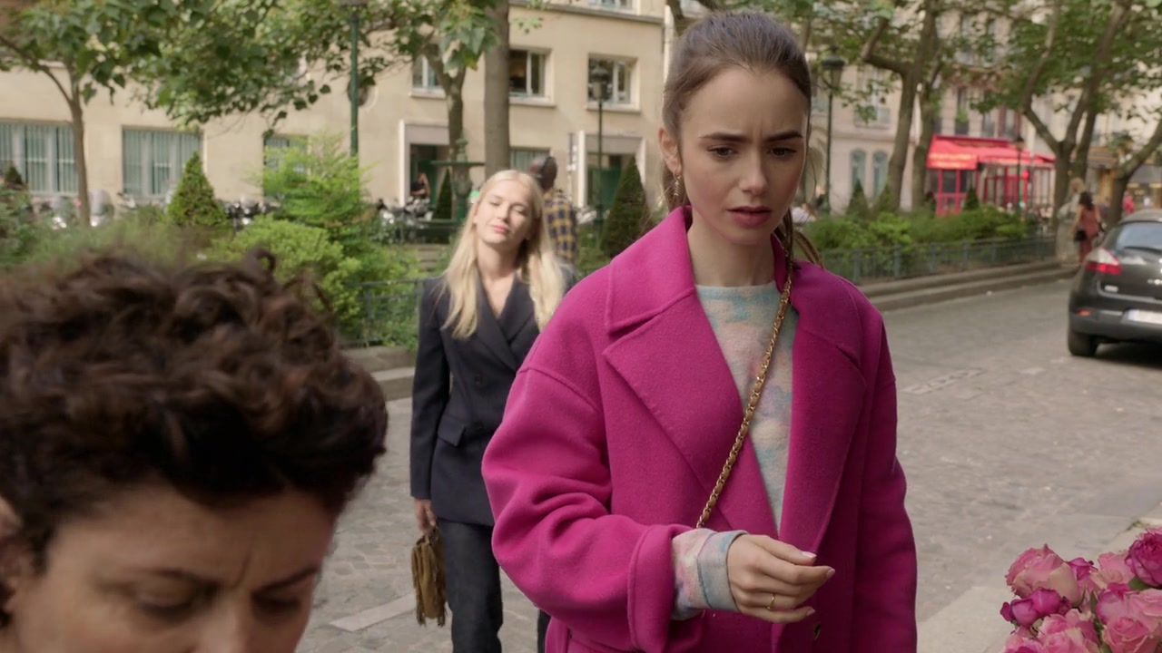 Emily_in_Paris_S01E04_A_Kiss_Is_Just_A_Kiss_720p_NF_WEB-DL_DDP5_1_x264-BTN_0027.jpg