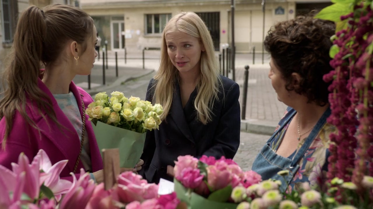 Emily_in_Paris_S01E04_A_Kiss_Is_Just_A_Kiss_720p_NF_WEB-DL_DDP5_1_x264-BTN_0031.jpg