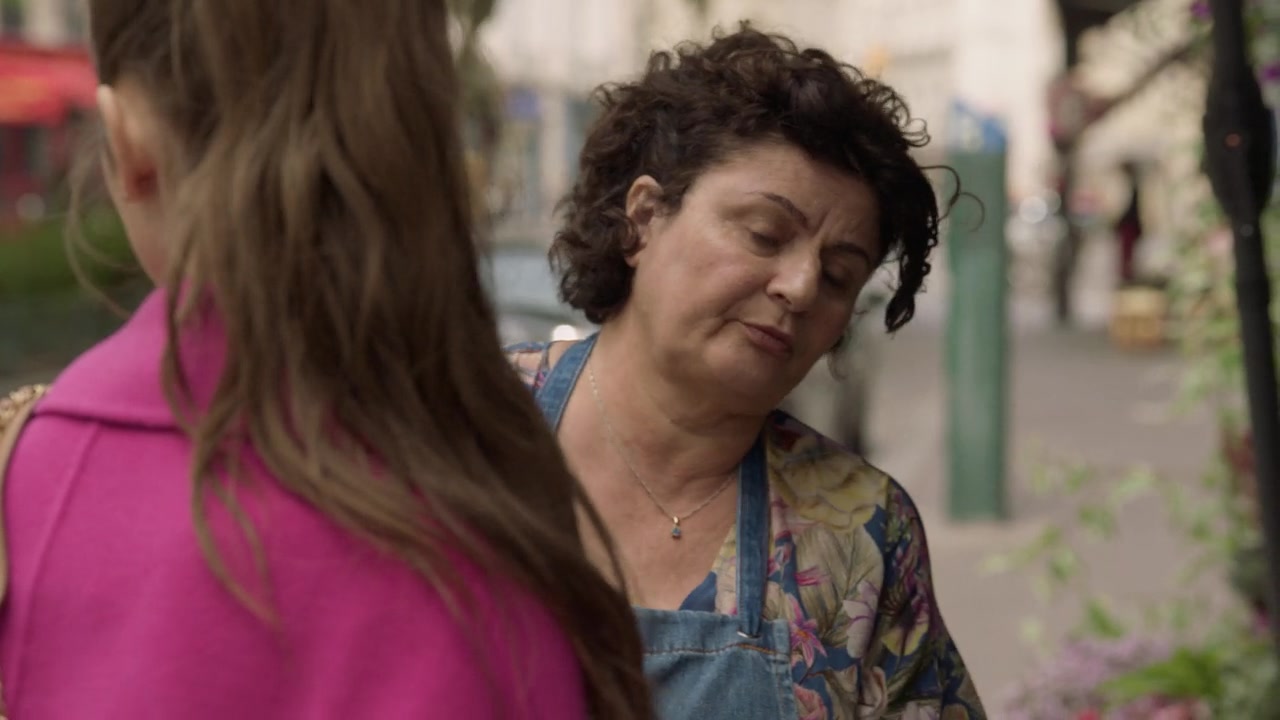 Emily_in_Paris_S01E04_A_Kiss_Is_Just_A_Kiss_720p_NF_WEB-DL_DDP5_1_x264-BTN_0034.jpg