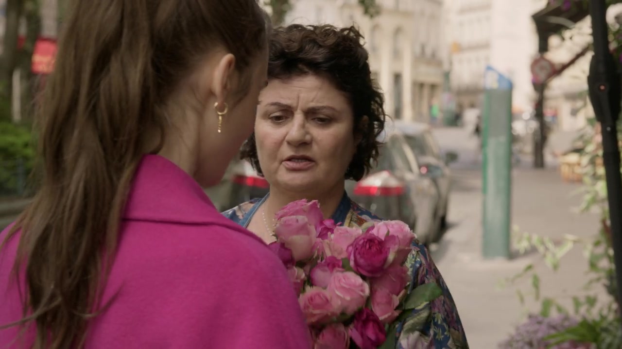 Emily_in_Paris_S01E04_A_Kiss_Is_Just_A_Kiss_720p_NF_WEB-DL_DDP5_1_x264-BTN_0037.jpg