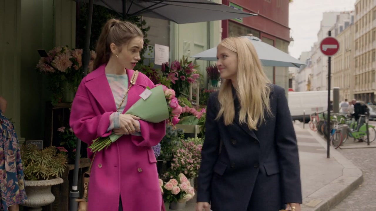 Emily_in_Paris_S01E04_A_Kiss_Is_Just_A_Kiss_720p_NF_WEB-DL_DDP5_1_x264-BTN_0050.jpg