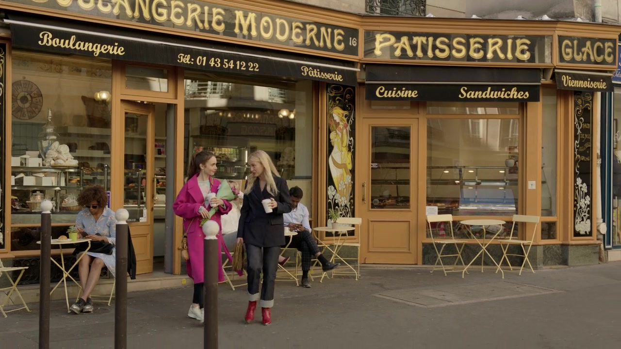 Emily_in_Paris_S01E04_A_Kiss_Is_Just_A_Kiss_720p_NF_WEB-DL_DDP5_1_x264-BTN_0077.jpg