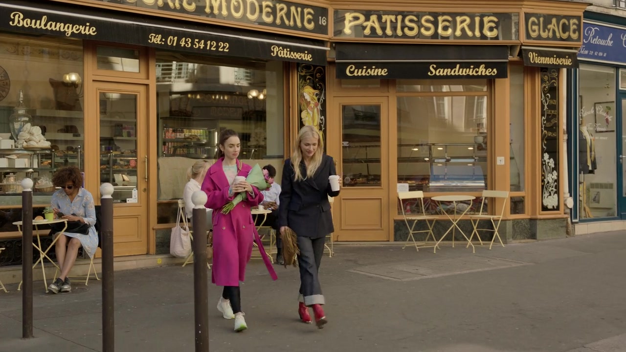 Emily_in_Paris_S01E04_A_Kiss_Is_Just_A_Kiss_720p_NF_WEB-DL_DDP5_1_x264-BTN_0078.jpg
